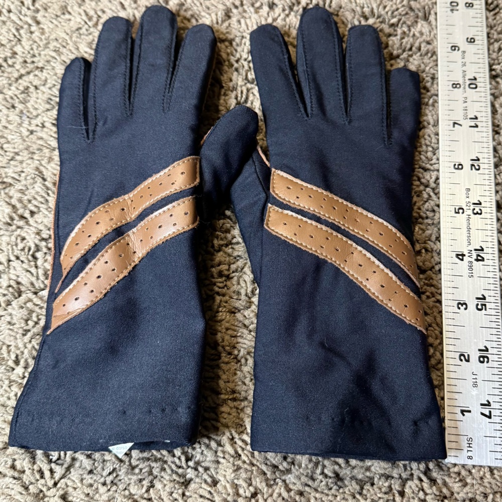 Hanes Her Way Thinsulate Black Driving Gloves Black and Tan One Size A109